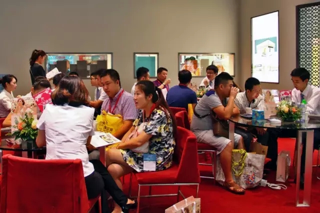 火热的加盟现场