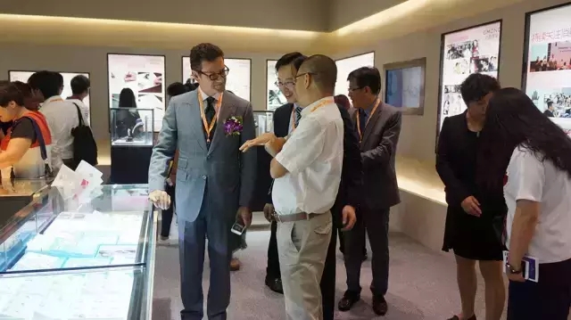 国际铂协首席执行官Huw Daniel（唐昊诚）先生和中国区董事总经理高伟诚先生参观GMOND吉盟珠宝展馆