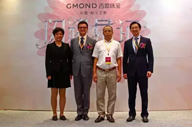 （自左到右）GMOND吉盟珠宝总经理宋红女士、国际铂协首席执行官Huw Daniel（唐昊诚）先生、GMOND吉盟珠宝副董事长陈亿武先生和国际铂协中国区董事总经理高伟诚先生合影留念