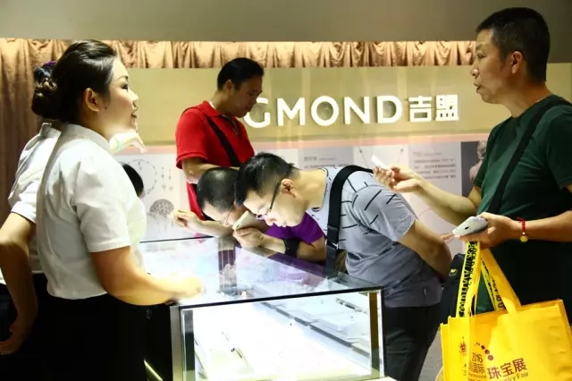 细心地回答顾客的问题