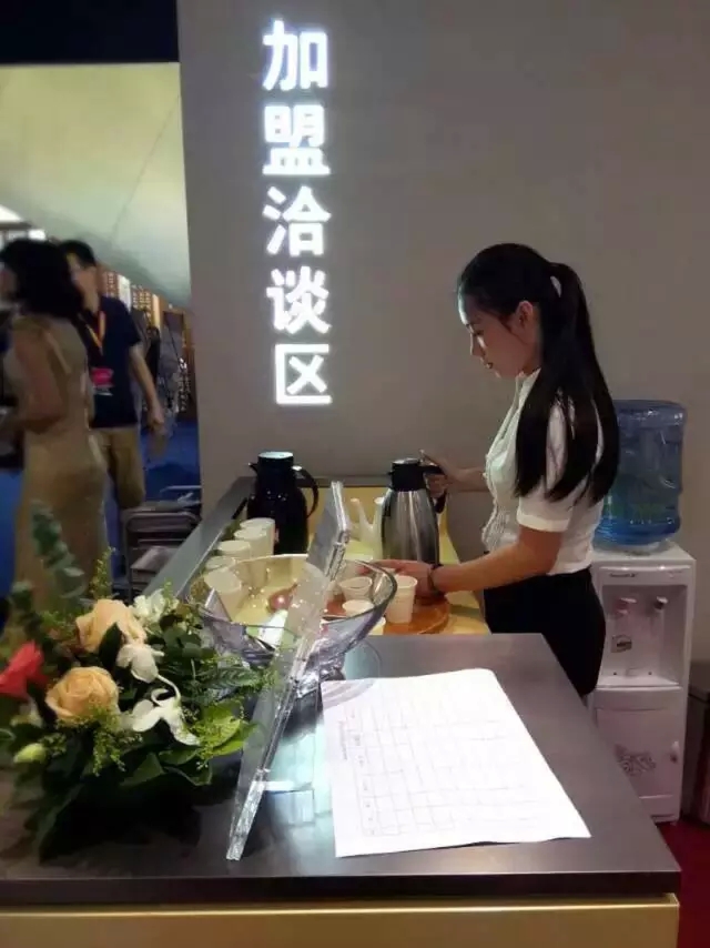 尽职的茶水接待工作人员