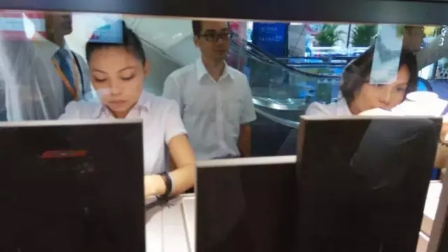 专注摆货中的工作人员