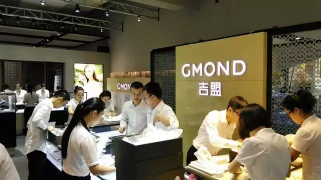 细致有序地盘点物料的工作人员